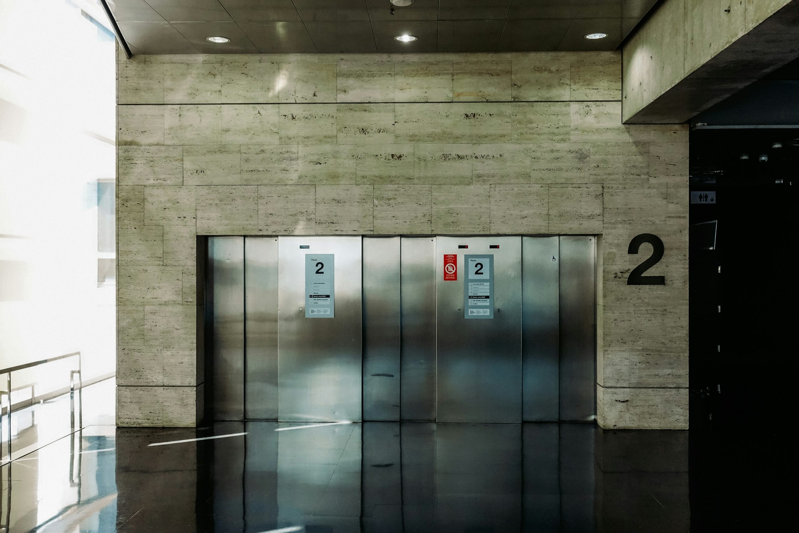 Elevador en un edificio, fotografía de referencia