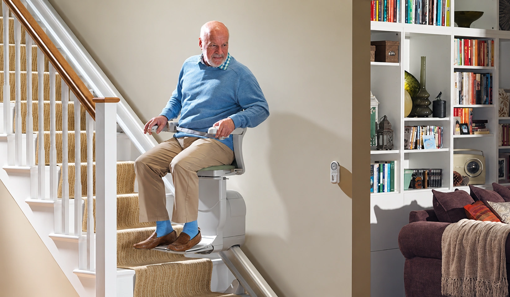 Silla elevadora Stannah instalada en una escalera residencial