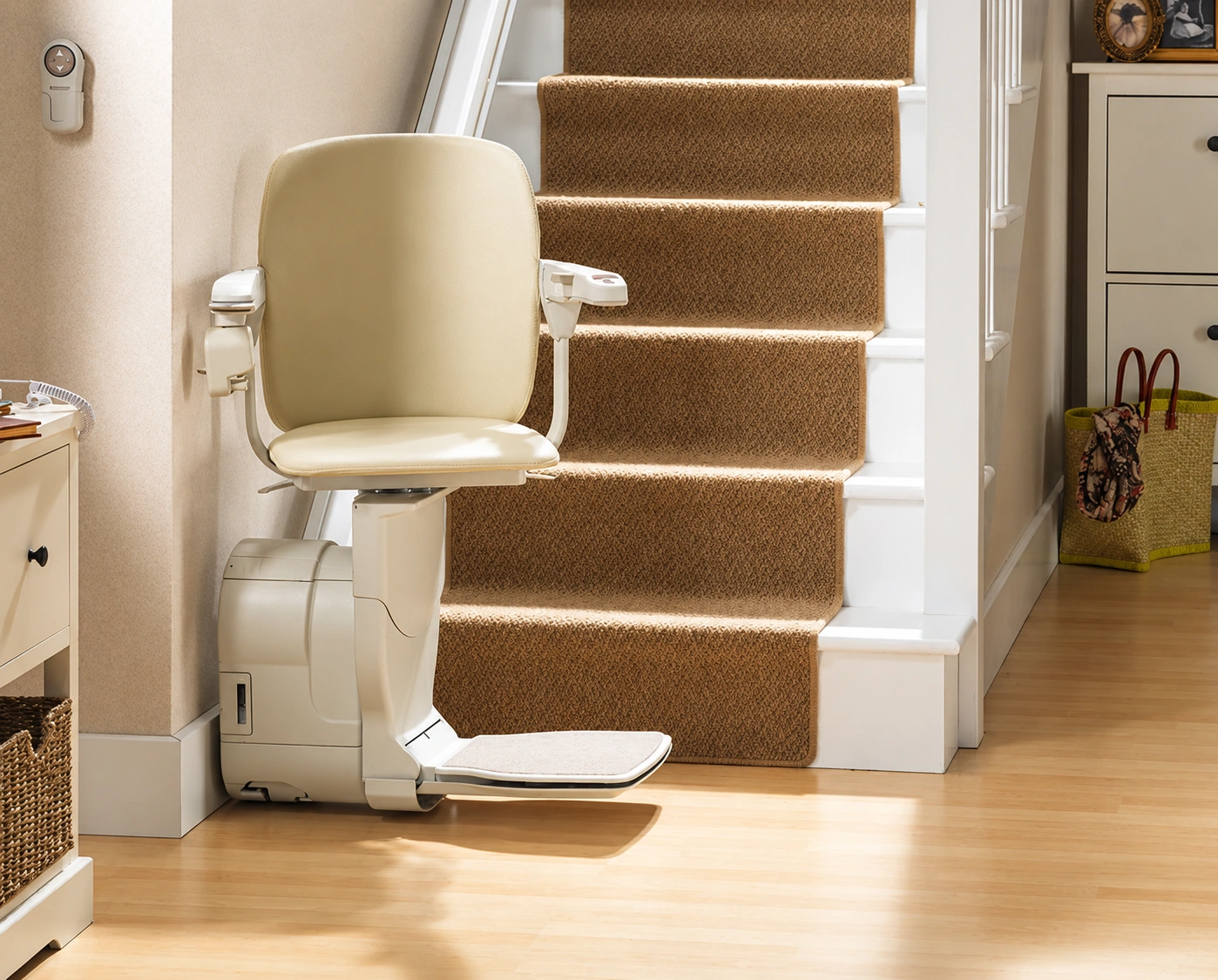 Silla elevadora Stannah Siena junto a una escalera